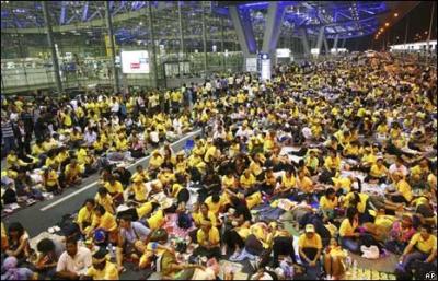 Bangkok airport blockade: Interview with stranded traveller Bangkok airport blockade